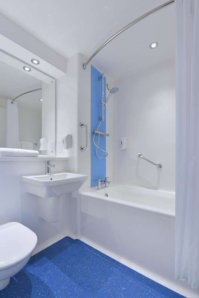 Travelodge Базилдън Стая снимка